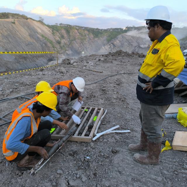 Kegiatan Pengeboran dan Pengambilan Sampel Geotek